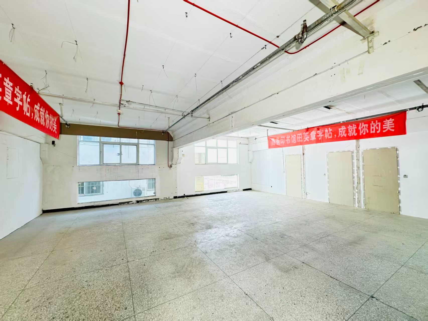 荣祥路重点吸引人工智能应用、数字经济、电商直播、智能制造服务、软件开发、科技创新企业及创业团队入驻
